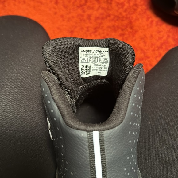 Under armor boys shoes 5.5 - Picture 6 of 6